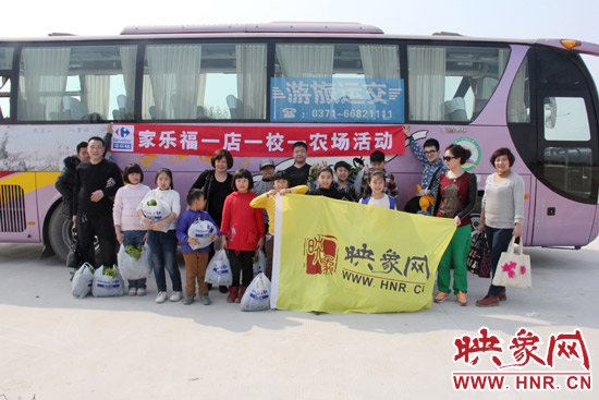 “播種希望 收獲成長”農(nóng)場(chǎng)播種體驗(yàn)活動(dòng)參與人員合影 “播種希望 收獲成長”農(nóng)場(chǎng)播種體驗(yàn)活動(dòng)參與人員合影