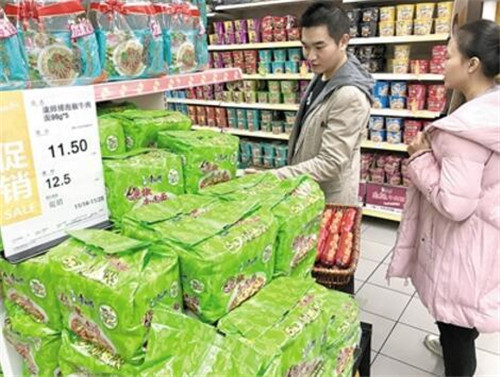 市民在超市內(nèi)購買方便面。