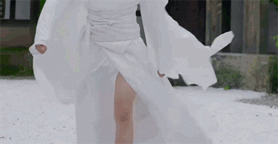 總不能全像九王一樣穿上高開叉的透視裙吧！