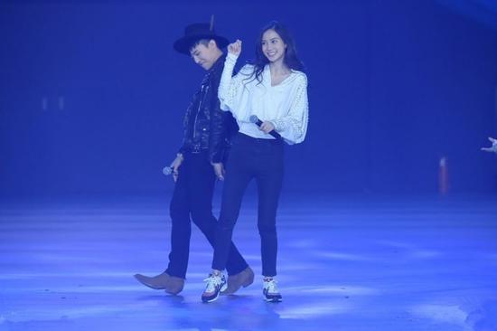 偶像面前，baby變羞澀少女