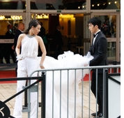 井柏然，馬思純徘徊在戛納紅毯門口