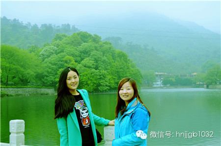 奧斯卡汽車影城的美女和這個風(fēng)景融入的真好啊，有木有？！