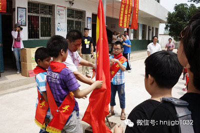 在莊嚴(yán)肅穆的國歌聲中，五星紅旗冉冉升起。學(xué)校的全體師生、愛心車隊(duì)的全體成員，共同經(jīng)歷了一次特殊的升旗