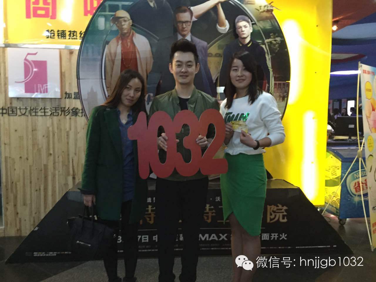 傳說中的Johnny終于現(xiàn)身啦！還是美女魅力大哦。帥哥美女好養(yǎng)眼，小編忍不住要多看幾眼呢。