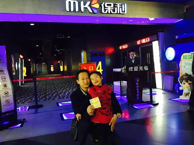 再來(lái)看兩個(gè)萌娃，表情都好有戲！