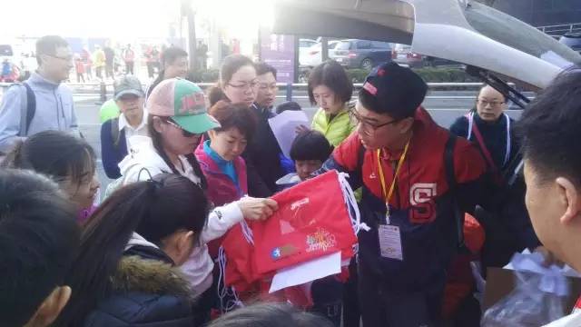 8:30準(zhǔn)時(shí)集合，現(xiàn)場(chǎng)工作人員給大家分發(fā)參賽證和參賽衣服。