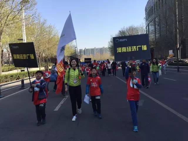 出發(fā)啦！小朋友和大朋友們昂首闊步向賽場(chǎng)邁進(jìn)！