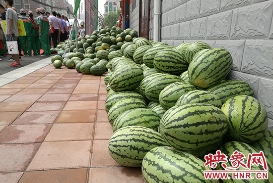 經(jīng)濟(jì)廣播工作人員和愛心企業(yè)給正在忙碌的環(huán)衛(wèi)工人、交警等送去一萬六千多斤西瓜和近百提礦泉水。