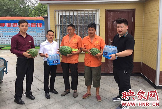 經(jīng)濟(jì)廣播工作人員和愛心企業(yè)給正在忙碌的環(huán)衛(wèi)工人、交警和協(xié)警等送去了一萬六千多斤西瓜和近百提礦泉水。