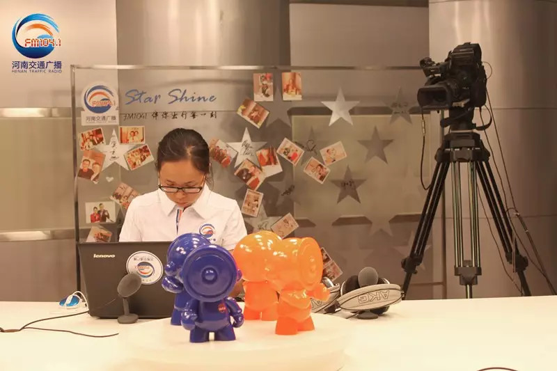 還是抽獎(jiǎng)的姑娘比較認(rèn)真！為保證抽獎(jiǎng)的公平公正，映象網(wǎng)進(jìn)行了全程視頻直播。