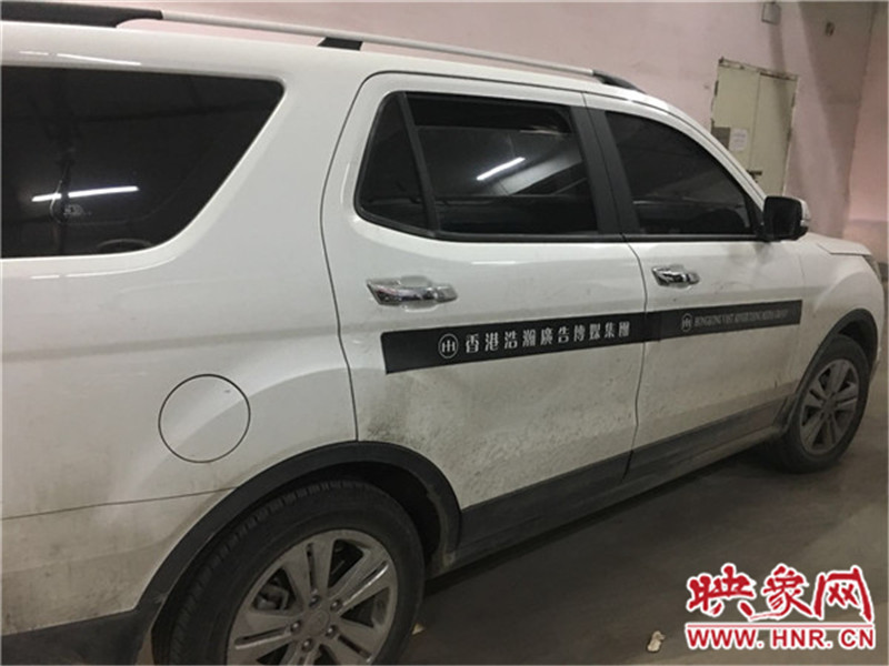 車身上按要求貼著廣告。