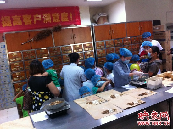　　接下來(lái)，要進(jìn)入到有中醫(yī)“博物館”之稱的中藥房去探秘啦！藥房那些小抽屜里面裝的是什么？孩子們很好奇