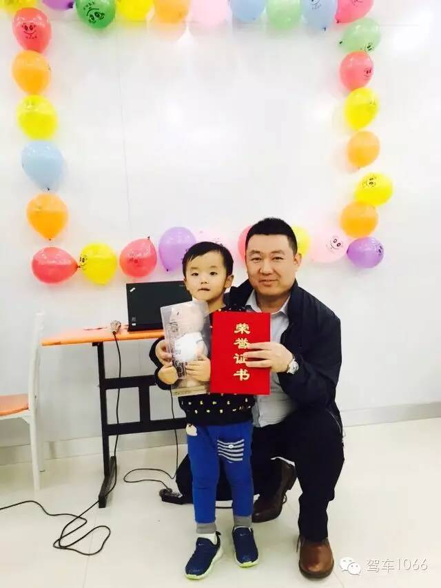 我是小小銀行家，來跟行長合個影哦
