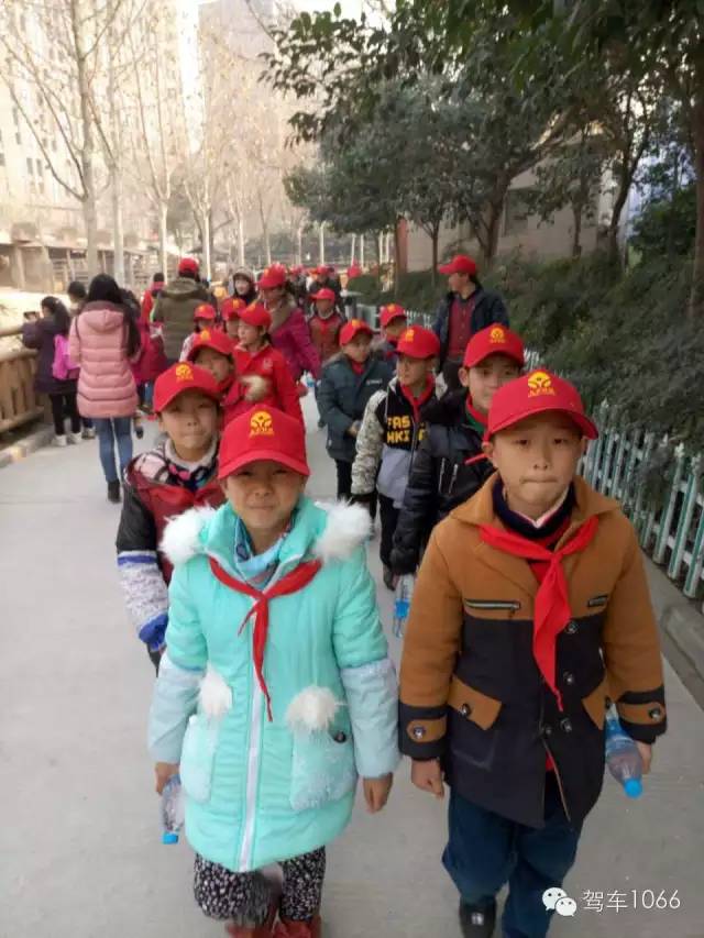 脖子上戴著紅領(lǐng)巾，頭上頂著小紅帽，排著整齊的隊(duì)伍——出發(fā)！