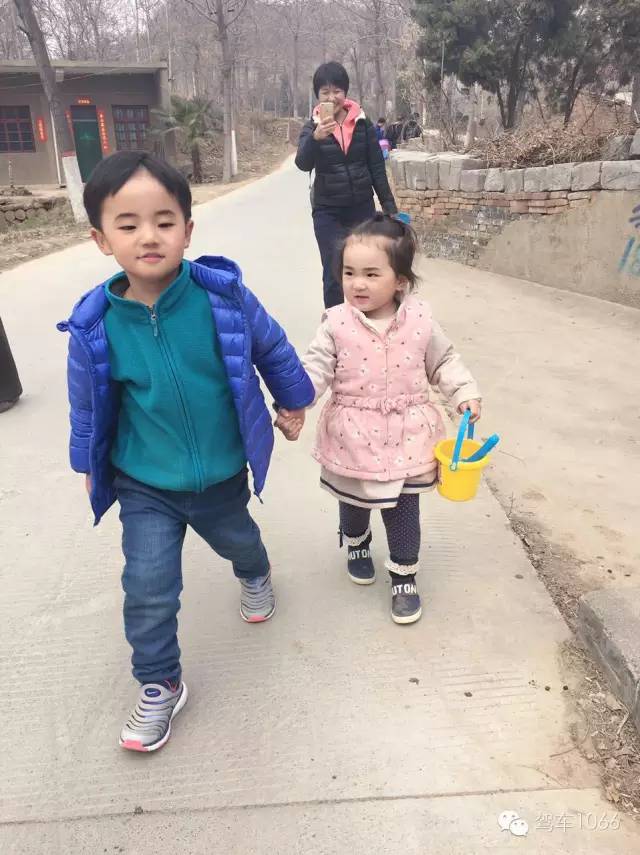 哥哥帶著妹妹跑著去植樹！