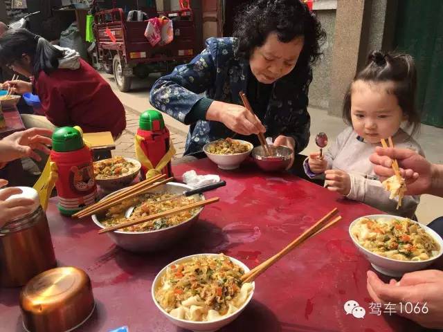 據(jù)說手搟面和柴雞蛋更配哦！