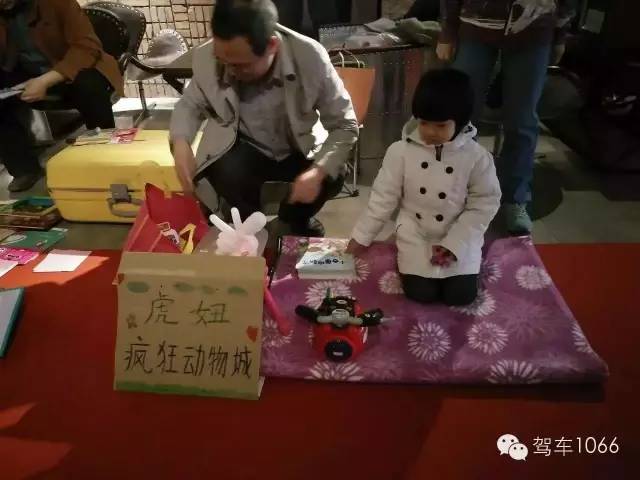 這位小老板的攤位擺的有模有樣的，不過旁邊這位酷爸怎么這么眼熟？