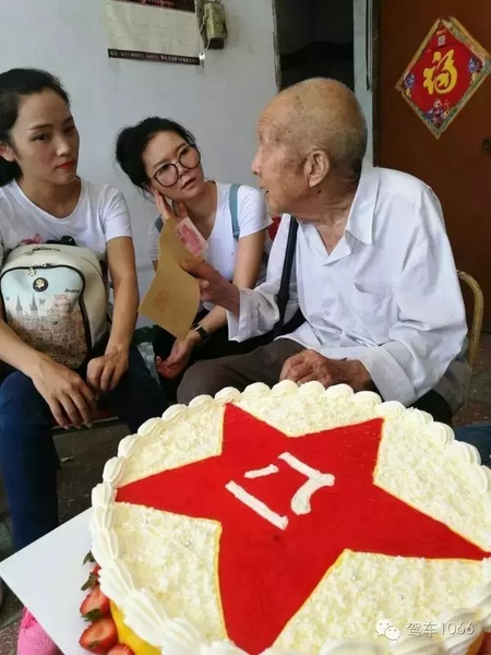 二姐們認真聽老兵講抗戰(zhàn)的故事，老人年事已高，記憶都是轟炸！轟炸！轟炸！