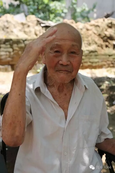 老兵身子骨不行了，九十多歲了……也許軍禮不那么標準了，但是這一幕還是感動到了我們……