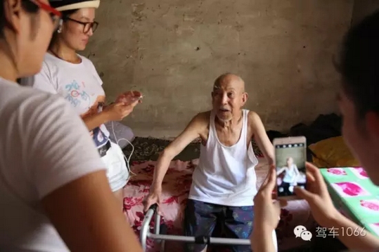 老兵老兵，你的勛章呢，國家給你的那個？