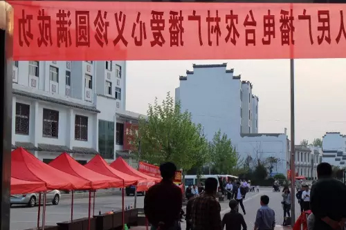 在大家的齊心努力下，終于在天黑前將第二天義診活動(dòng)場(chǎng)地搭建好了。