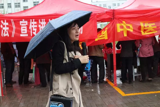《健康河南》主播柳青也一直在雨中，不畏寒冷，引導(dǎo)大家排隊(duì)掛號(hào)，指路，排憂解難……