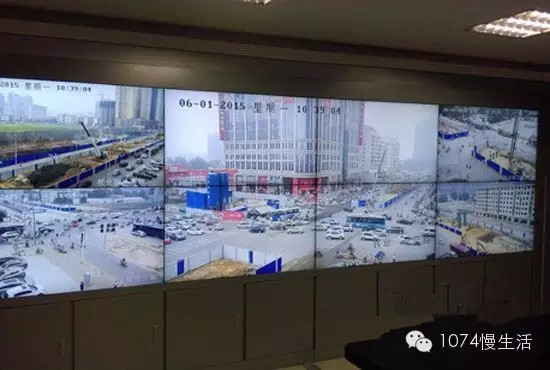 通過(guò)監(jiān)控人員操控“電子眼”調(diào)整焦距，可以看到整個(gè)工地全景