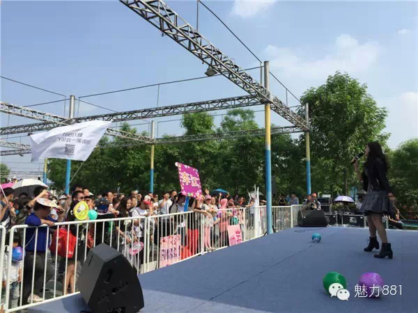 輕輕躍起、優(yōu)美身段，新聞小姐李江