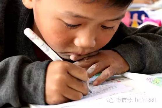 小手黑黑的，像是很少洗