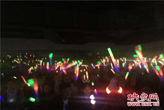 當(dāng)晚現(xiàn)場(chǎng)約2500個(gè)座位全場(chǎng)爆滿，還有全國(guó)各地歌迷會(huì)趕來(lái)的歌迷們。