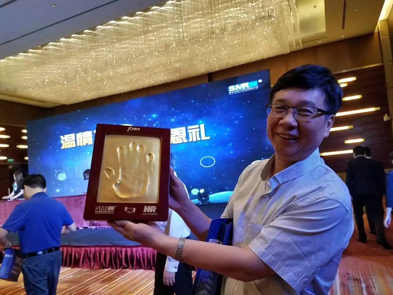 河南電臺副總編輯，宣傳協(xié)調(diào)中心主任高鐵軍先生代表河南廣播電視臺為慶賀賽立信成立20周年送上“手印”圖