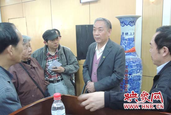 講座結(jié)束后，聽眾向戚建莊提問。