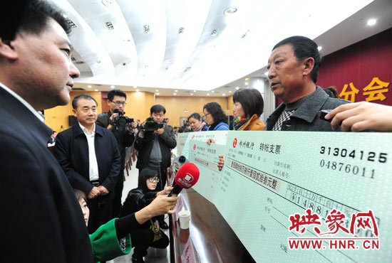 最高人民法院執(zhí)行局局長劉貴祥、河南省高級人民法院院長張立勇親手為申請執(zhí)行人員發(fā)放執(zhí)行款