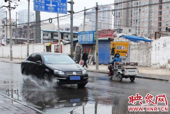 機(jī)動車路過，濺起一米多高的水花