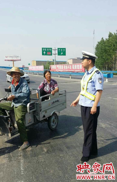 為抄近道走親戚，開封老漢騎電動(dòng)三輪車上高速。