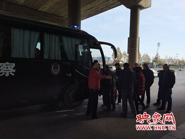 警方調(diào)來(lái)車(chē)輛，將超載人員轉(zhuǎn)運(yùn)走