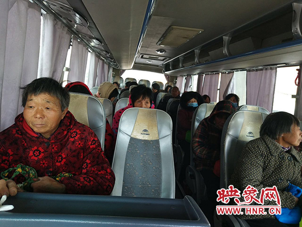 警方調(diào)來(lái)車(chē)輛，將超載人員轉(zhuǎn)運(yùn)走