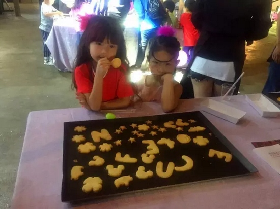 烤制好的餅干，發(fā)揮想象力，畫(huà)上美麗的圖案