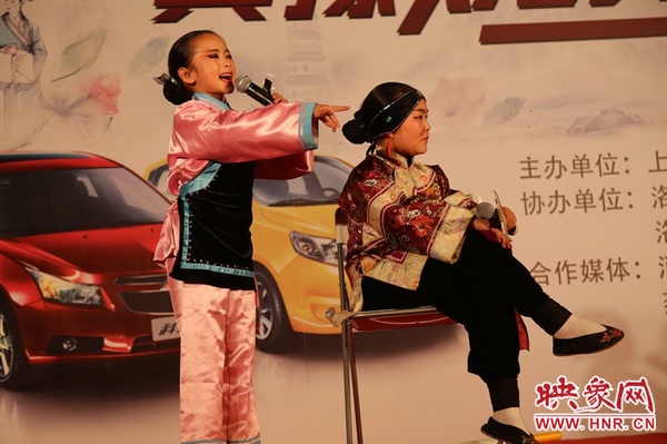 兩個小演員的表演活潑，惹得觀眾連連叫好。
