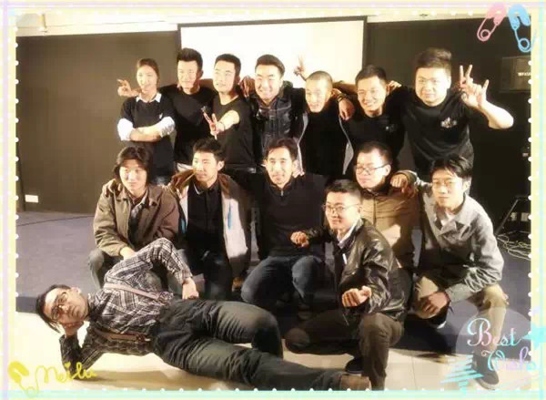 表演結(jié)束，看這哥們兒，為了和演員合影也是蠻拼的！