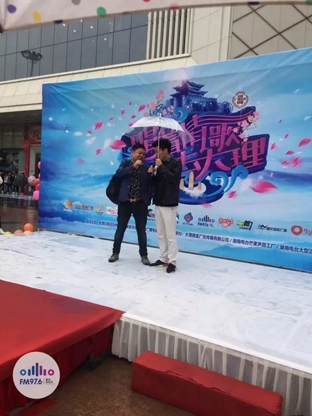 這位男士向遠(yuǎn)在家鄉(xiāng)的妻子隔空表白，勇氣真是大大的，您對(duì)妻子的愛(ài)，已經(jīng)超越萬(wàn)水千山。
