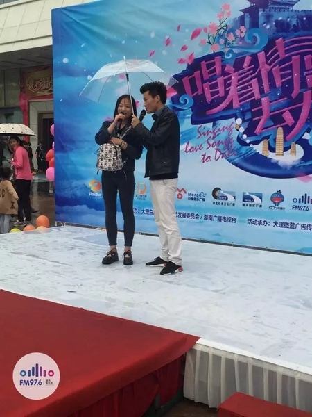 這是一位在校大學(xué)校，暗暗的喜歡純純的愛(ài)。