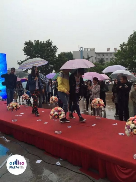 　　好友從屏幕后面走出來(lái)，他們特意從陜西、平頂山趕來(lái)為兩人送出祝福。