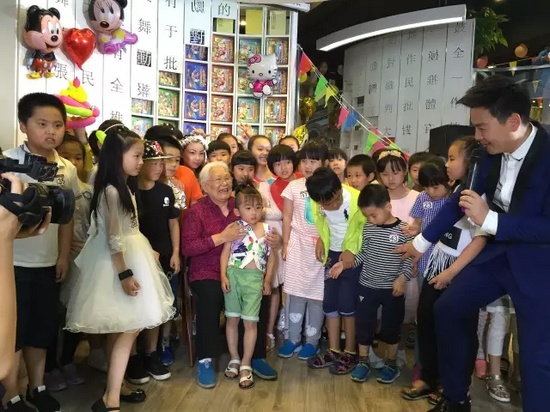 　　豫劇表演藝術家高潔老師和孩子們在一起，講述自己和戲曲的故事，祝福所有的小朋友節(jié)日快樂。