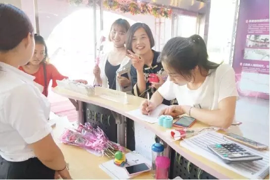 到場(chǎng)嘉賓均獲得巧克力一盒，女士另外還獲得獲得玫瑰花一支。