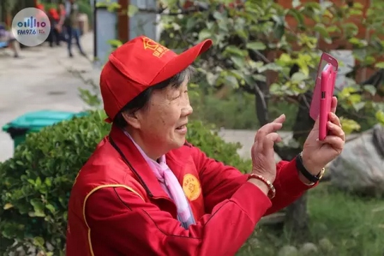 爺爺奶奶叔叔阿姨被盛運莊園的景致吸引，紛紛拍照留影
