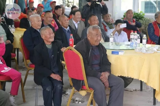 臺上展風(fēng)采，臺下笑開懷