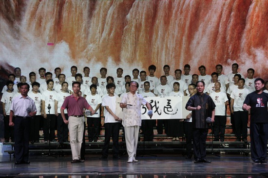 著名表演藝術家、唐派傳人賈廷聚（中），率眾弟子演唱唐派經(jīng)典名段《還我河山》