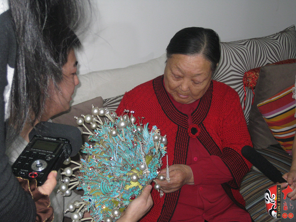 又看到梅蘭芳送給自己的鳳冠，老太太很激動(dòng)