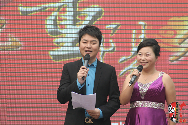 活動(dòng)由著名戲曲節(jié)目主持人，河南電臺(tái)戲曲廣播當(dāng)家小生月陽(yáng)（左）戲曲廣播《票友排行榜》主持人丁蘭（右）主